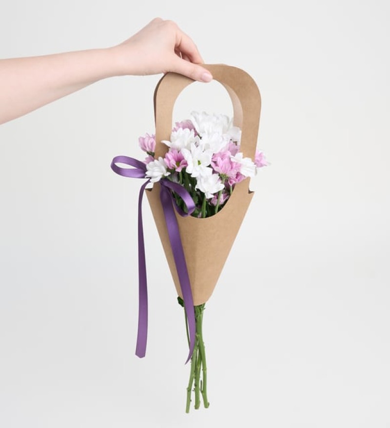 Kraft Taşımalı Bukette Beyaz ve Pembe Papatyalar