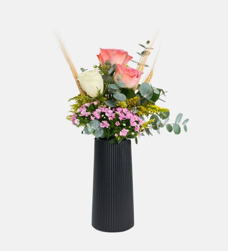 Siyah Çizgili Vazoda 2'li Pembe Gül ve Tekli Beyaz Gül