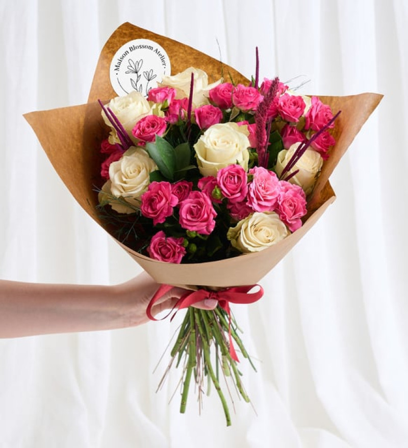 Kraft Bukette Pembe Çardak Gül ve Beyaz Gül