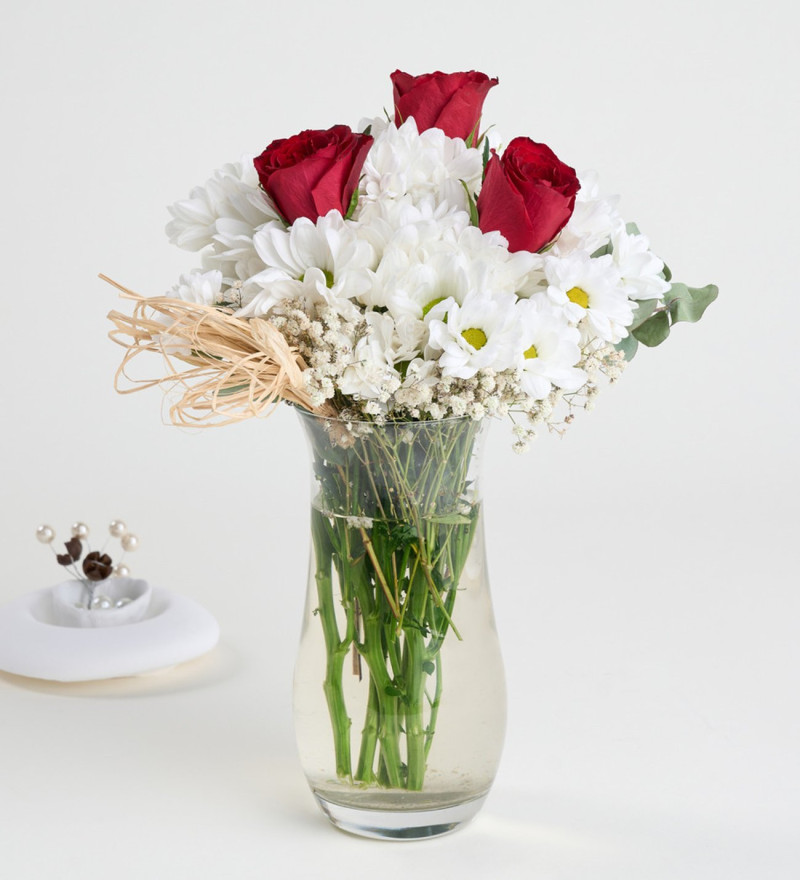 3 Kırmızı Gül ve Papatyalar - Paşabahçe Vazoda