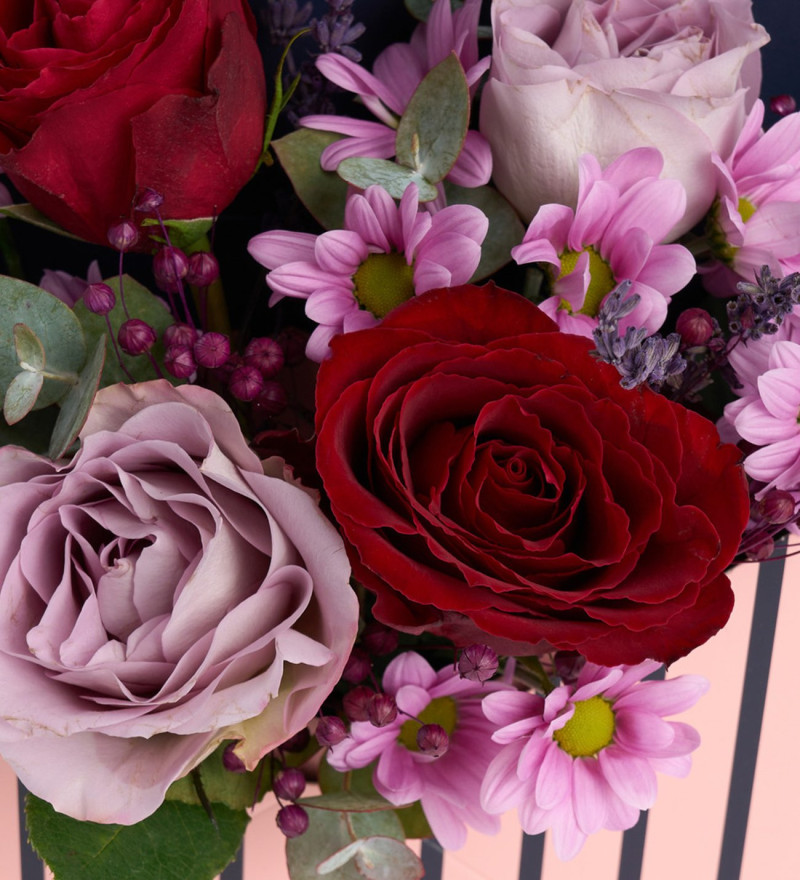 Mor Zarfta Kırmızı Lila Güller ve Pembe Papatyalar