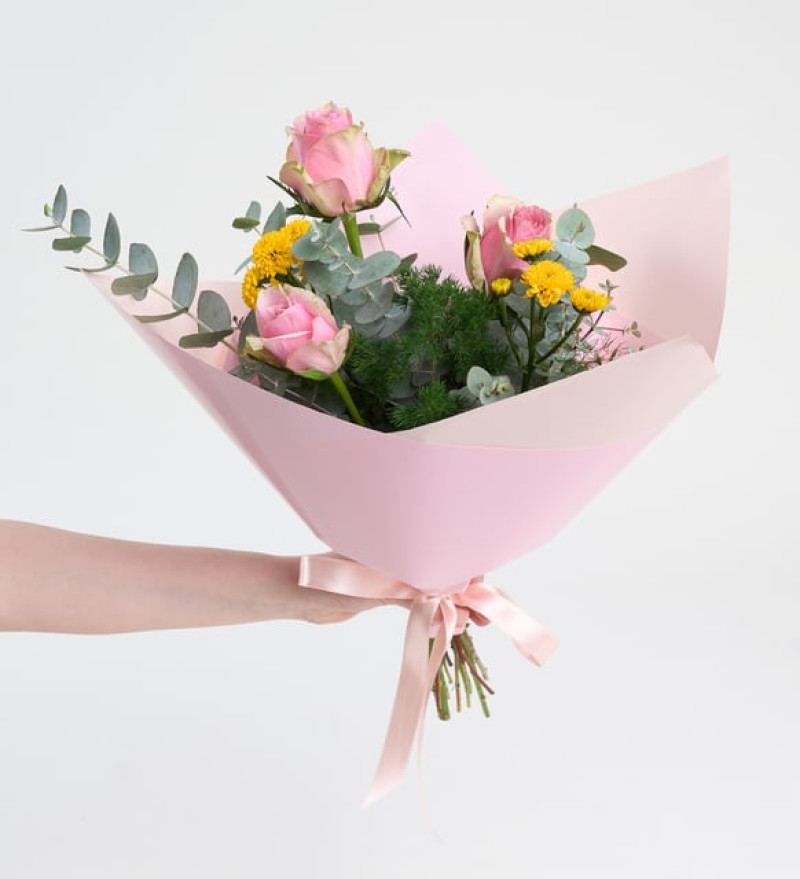 Pembe Bukette Pembe Güller ve Sarı Top Kasımpatı