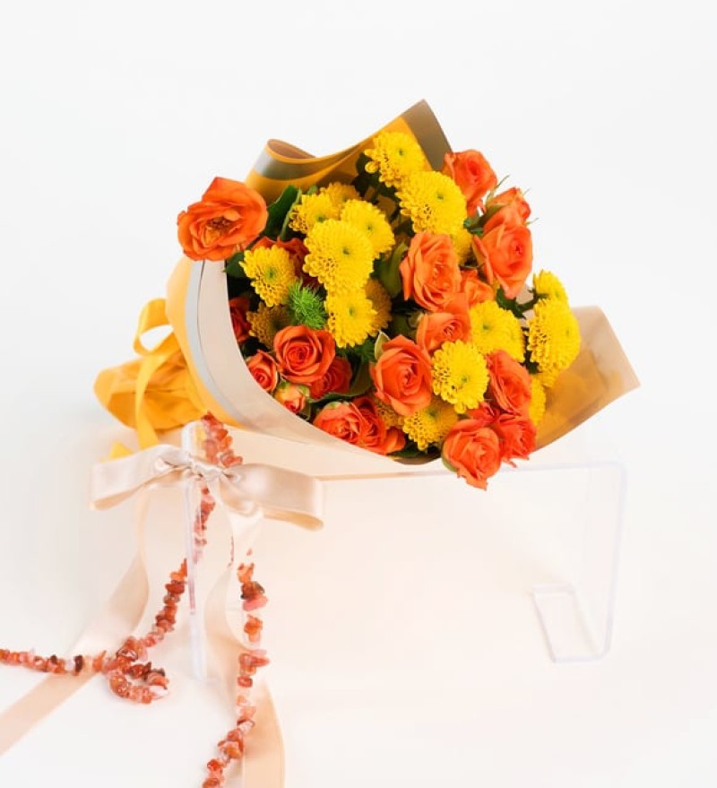 Sarı Bukette Turuncu Güller ve Sarı Krizantemler