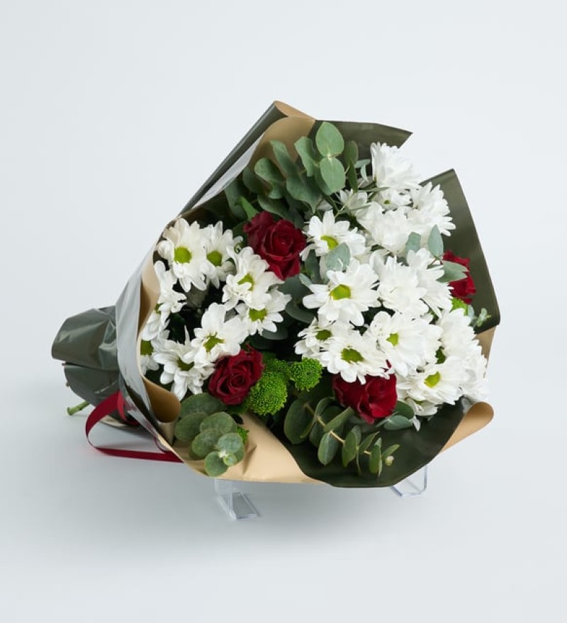 Yeşil Kahve Bukette Gül ve Papatya Aranjmanı