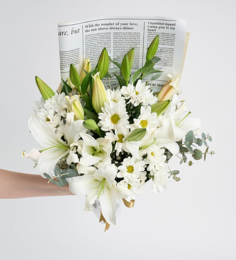 Desenli Tasarım Bukette Beyaz Lilyum ve Papatyalar